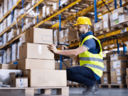 Empresa na Serra abre vaga para Ajudante Geral com salário de R$ 1.800,00 e benefícios