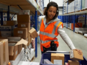 Elson’s abre vaga para Ajudante de Expedição em Linhares com ajuda de custo para viagens e plano de saúde