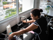 Família na Praia do Canto abre vaga para Doméstica