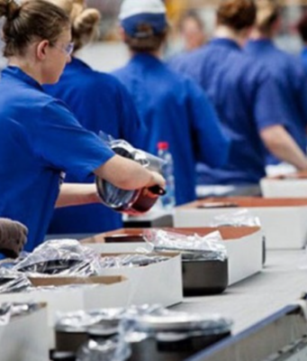 Auxiliar de Produção para Aplicação de Adesivos e Montagem em Serra