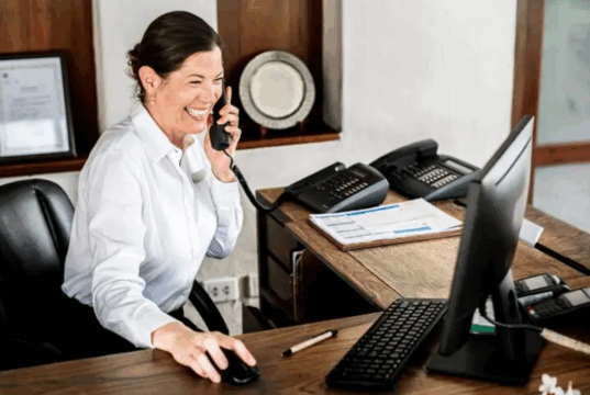 Clínica de estética abre vaga para Recepcionista Concierge em Vitória com vale-refeição e plano de saúde