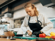 Delivery em Vitória abre vaga para Auxiliar de Cozinha com salário de R$ 2.000,00