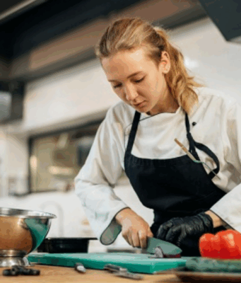 Lord Hotel Camburi contrata Auxiliar de Cozinha em Serra