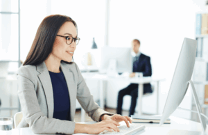 Adobe Assessoria contrata Assistente de Atendimento Comercial com salários de até R$ 3.212 e comissões