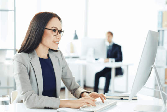 Adobe Assessoria contrata Assistente de Atendimento Comercial com salários de até R$ 3.212 e comissões