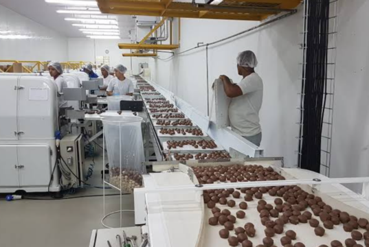 Empresa abre 60 vagas para Auxiliar de Fabricação em Vila Velha com oportunidade para primeiro emprego